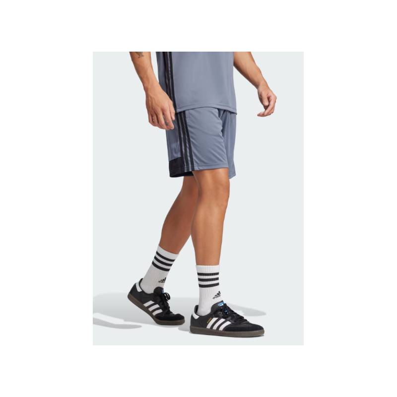 PANTALON CORTO TRES RALLAS CLASIC COLOR GRIS