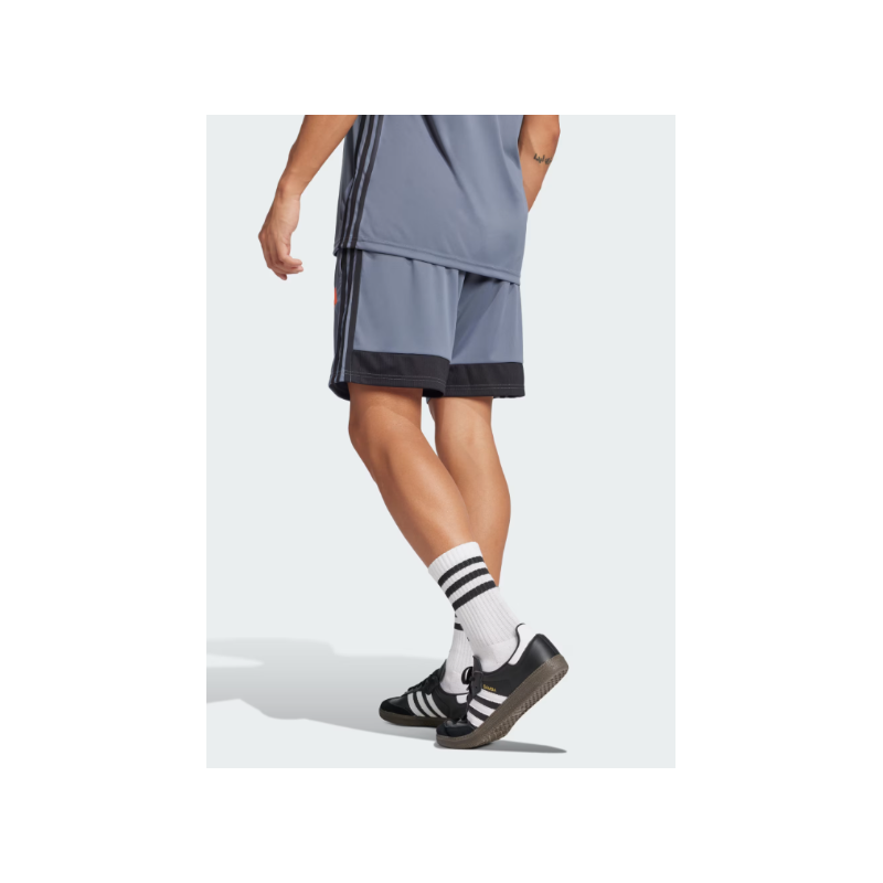 PANTALON CORTO TRES RALLAS CLASIC COLOR GRIS